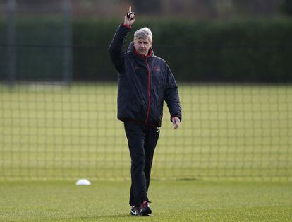 Arsene Wenger durante el entrenamiento del Arsenal en London Colney.