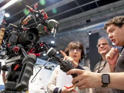 Exhibición de equipos de producción audiovisual durante la edición de 2016. El salón es bienal.