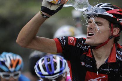 Luis León Sánchez se refresca durante la subida al puerto de La Madeleine.