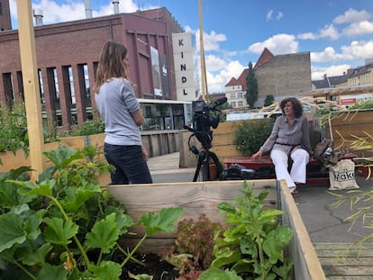 Paula García entrevistando a Francesca Ferguson alrededor de los huertos urbanos del CRCLR House en Berlín