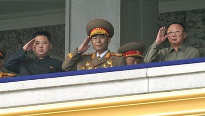 Kim Jong-il (derecha) y su hijo Kim Jong-un (izquierda) hacen un saludo militar al paso del desfile, el 10 de octubre.