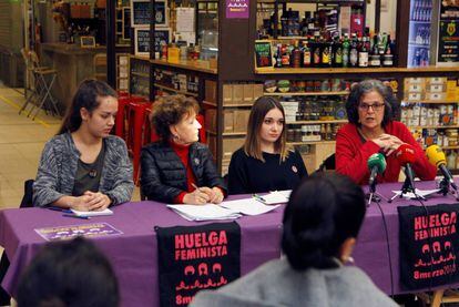De izquierda a derecha, Justa Montero, Julia Santos, Henar Sastre y Sara Naila, durante la rueda de prensa sobre la huelga feminista. 