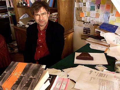 Orhan Pamuk, en una librería de Estambul en 2002.