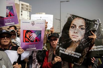 Protesta contra la reducida condena por la violación de una niña, el día 5 de abril ante el palacio de justicia de Rabat.