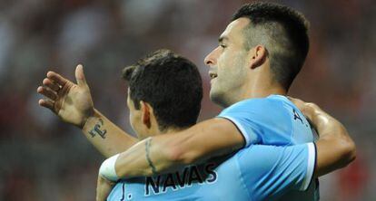 Negredo celebra un gol abrazando a Navas