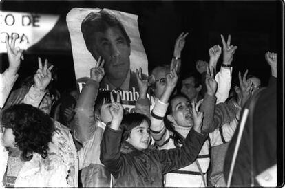Foto de archivo de las elecciones legislativas del 28 de octubre de 1982. Simpatizantes del PSOE se manifiestan espontáneamente en el exterior del hotel Palace de Madrid con un póster de Felipe González, tras conocerse la victoria socialista.