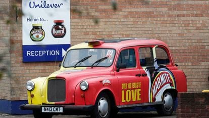 Un taxi publicitario, a la puerta de una planta de Unilever en Trent.