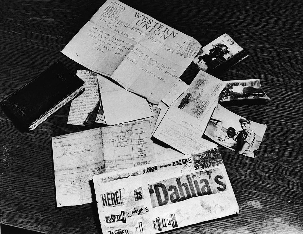 Pruebas sobre el asesinato de Elizabeth Short, conocida como 'La Dalia Negra' en 1947. El caso real es uno de los que más ha obsesionado a Ellroy.