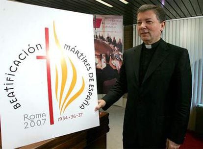 Juan Antonio Martínez Camino posa junto a un cartel que anuncia la beatificación de 498 "mártires" de la Guerra Civil