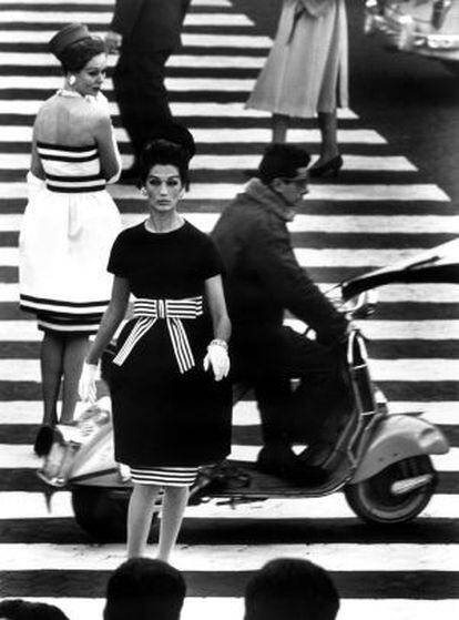 'Piazza di Spagna', fotografía tomada por William Klein en Roma en 1960.