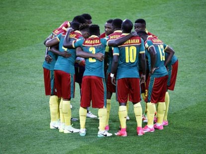 La selección de Camerún antes del comienzo del partido.