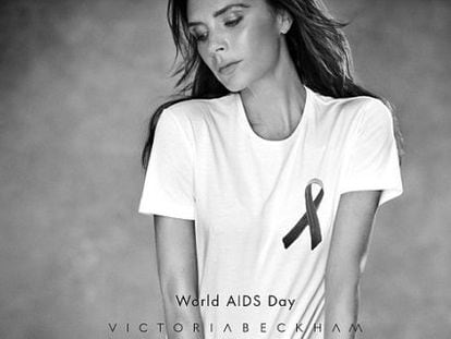 Victoria Beckham diseña una camisa para apoyar la lucha contra el Sida.
