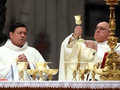 El papa Francisco (d) junto al ex arzobispo de México (i), Norberto Rivera, en 2014.