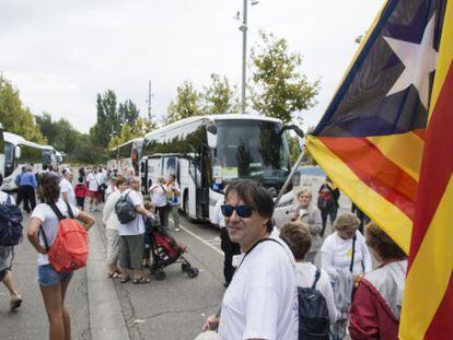 Decenas de personas viajan en bus desde Lleida a la Via. 