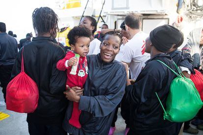Migrants mostren la seva alegria després de l'arribada al port de València.