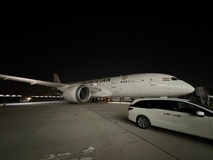 El Boeing 787-8, que fuera el avión presidencial de México, se prepara para despegar de California a Dusambé (Tayikistán).