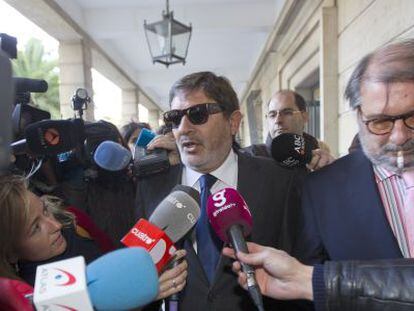 El ex director general de Trabajo Javier Guerrero, a las puertas de los juzgados de Sevilla junto a su abogado, Fernando de Pablo.