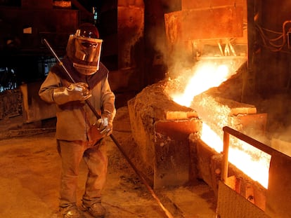 Un trabajador opera un horno de cobre en Codelco Ventanas, en la región de Valparaíso, Chile.