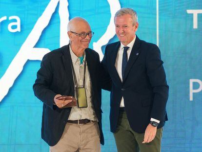 Pedro de Llano recibe el Premio Galicia de Arquitectura de manos de Alfonso Rueda el pasado mes de octubre.