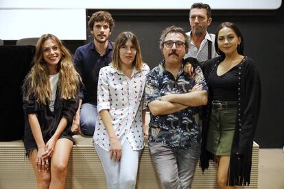 En el centro, los directores de la serie Ana Ramón y Pau Martínez, rodeados de parte del reparto actoral.