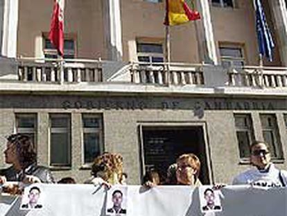 Familiares de las víctimas del Yak-42, en una marcha ayer en Santander.