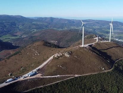 Trabajos de instalación del complejo eólico Capiechamartín (Asturias, 2020) 