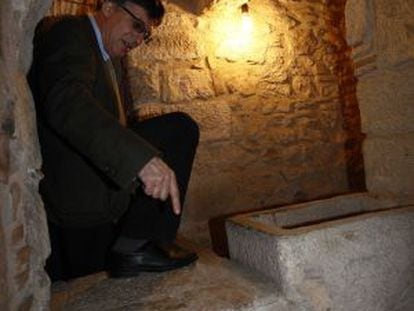 Alon Bar, embajador de Israel, en el 'mikve' descubierto en el barrio judío de Girona.