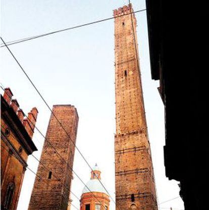 Las torres Asinelli y Garisenda, en el centro histórico de Bolonia (Italia).