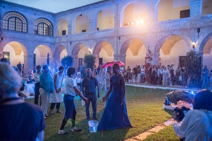 La bailarina Amie Mbye interactúa con un espectador en su actuación bajo la lluvia en el lazareto de Mahón durante los encuentros sobre Camus.
