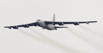 Un bombardero S52 estadounidense, este domingo en Corea del Sur.