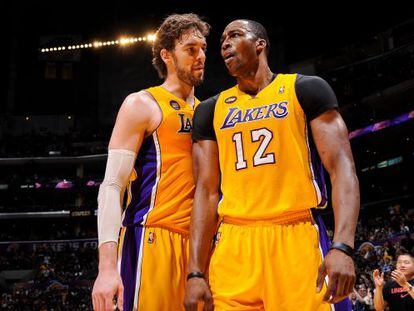 Dwight Howard, junto a Pau Gasol, la temporada pasada con los Lakers