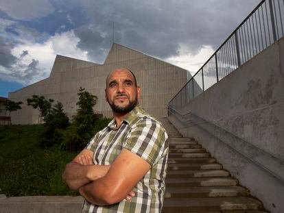 Mohamed Chaari, condenado por yihadismo que quedó en libertad al demostrarse que era inocente, en el barrio de Altza en San Sebastián.