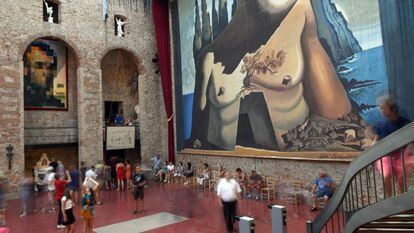 Un grupo de visitantes en el Teatro-museo Dalí en Figueras (Girona).