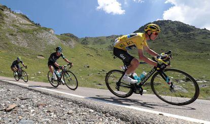 Quintana, Henao y Froome, durante la novena etapa.