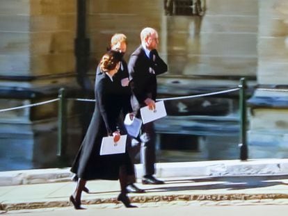 Guillermo y Enrique, con Kate Middleton, de camino al castillo de Windsor tras el funeral.