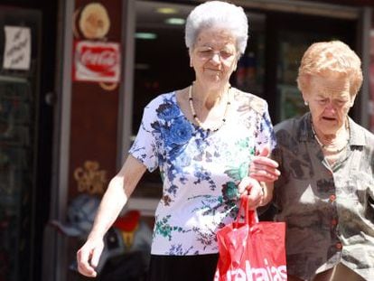 Dos mujeres mayores por el centro de Madrid.