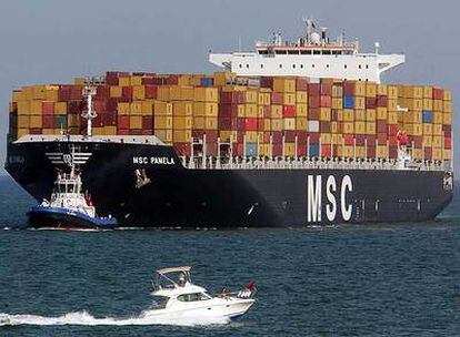 Llegada de uno de los buques portacontenedores más grandes del mundo, el <i>MSC Pamela,</i> al puerto de Valencia.