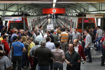 Trabajadores de FGC protestan durante la huelga de transporte del MWC  de 2012.