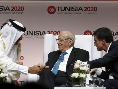 El primer ministro franc&eacute;s, Manuel Valls, y el emir de Catar, el jeque Tamim bin Hamad al Thani, conversan con el presidente tunecino, Beji Caid Essebsi (c) durante la inauguraci&oacute;n de la conferencia &quot;T&uacute;nez 2020&quot; el 29 de noviembre de 2016 en T&uacute;nez (T&uacute;nez).