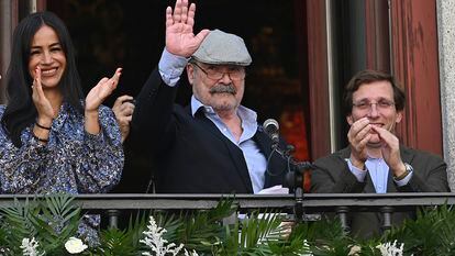 El actor Antonio Resines lee el pregón de las Fiestas de San Isidro 2022 acompañado por el alcalde de Madrid, José Luis Martínez-Almeida, y la vicealcaldesa, Begoña Villacís.