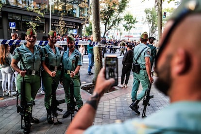 Unos legionarios se toman una foto poco antes de comenzar el desfile del 12 de Octubre. 