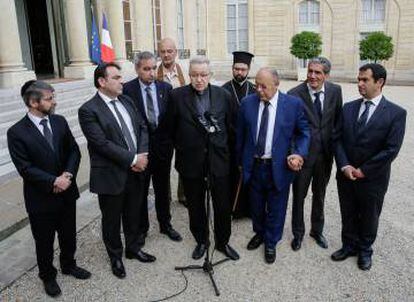 El arzobispo Andre Vingt-Trois (c) y otros líderes religiosos tras la reunión con Hollande.
