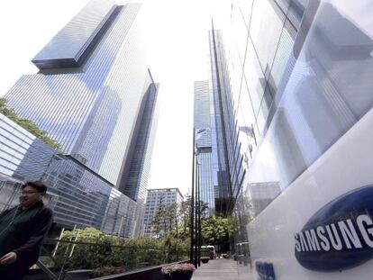 Un peat&oacute;n camina junto a la sede de Samsung en Se&uacute;l (Corea del Sur). EFE/Archivo
