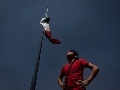 Un joven observa el eclipse solar parcial del 8 de abril de 2024 en el Zócalo de Ciudad de México.