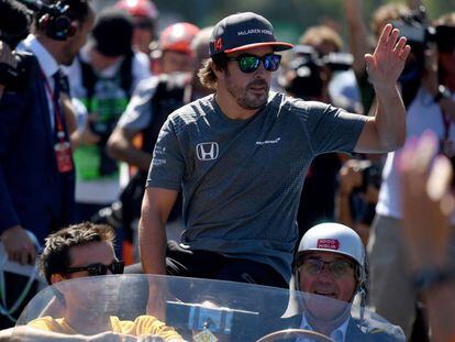 Fernando Alonso, este domingo, en el Autodromo de Monza en un desfile de coches históricos.