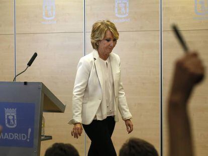 Esperanza Aguirre, en la rueda de prensa en la que anunció su dimisión como portavoz del PP en el Ayuntamiento de Madrid, en 2017.