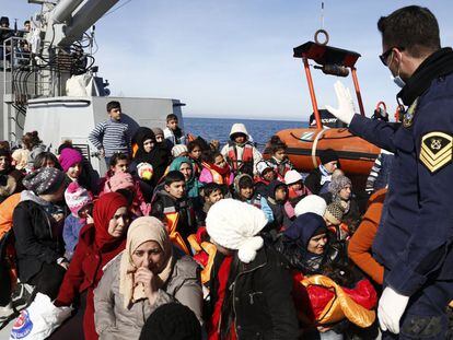 Rescate a inmigrantes que trataban de llegar a la isla griega de Lesbos.