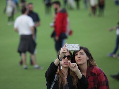 Dos jóvenes se hacen un selfi.