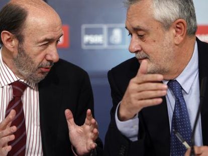 El secretario general del PSOE, Alfredo P&eacute;rez Rubalcaba, con el presidente andaluz, Jos&eacute; Antonio Gri&ntilde;&aacute;n, durante la reuni&oacute;n de la direcci&oacute;n socialista. 