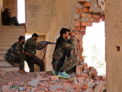 Combatientes kurdos de las YPG, en un enclave sirio en julio.